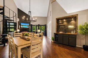 Dining - Family Fun Resort. Enjoy Pools, Hot Tub, Golf, Game Room, Fishing, Karaoke (Branson)