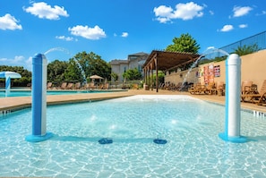 Una piscina techada, una piscina al aire libre