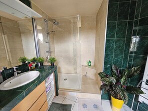 Handtücher, Seife, Toilettenpapier
