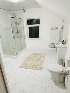 Hair dryer, towels, soap, toilet paper - Bespoke 2 Bedroom Apt Derby City (Derby)