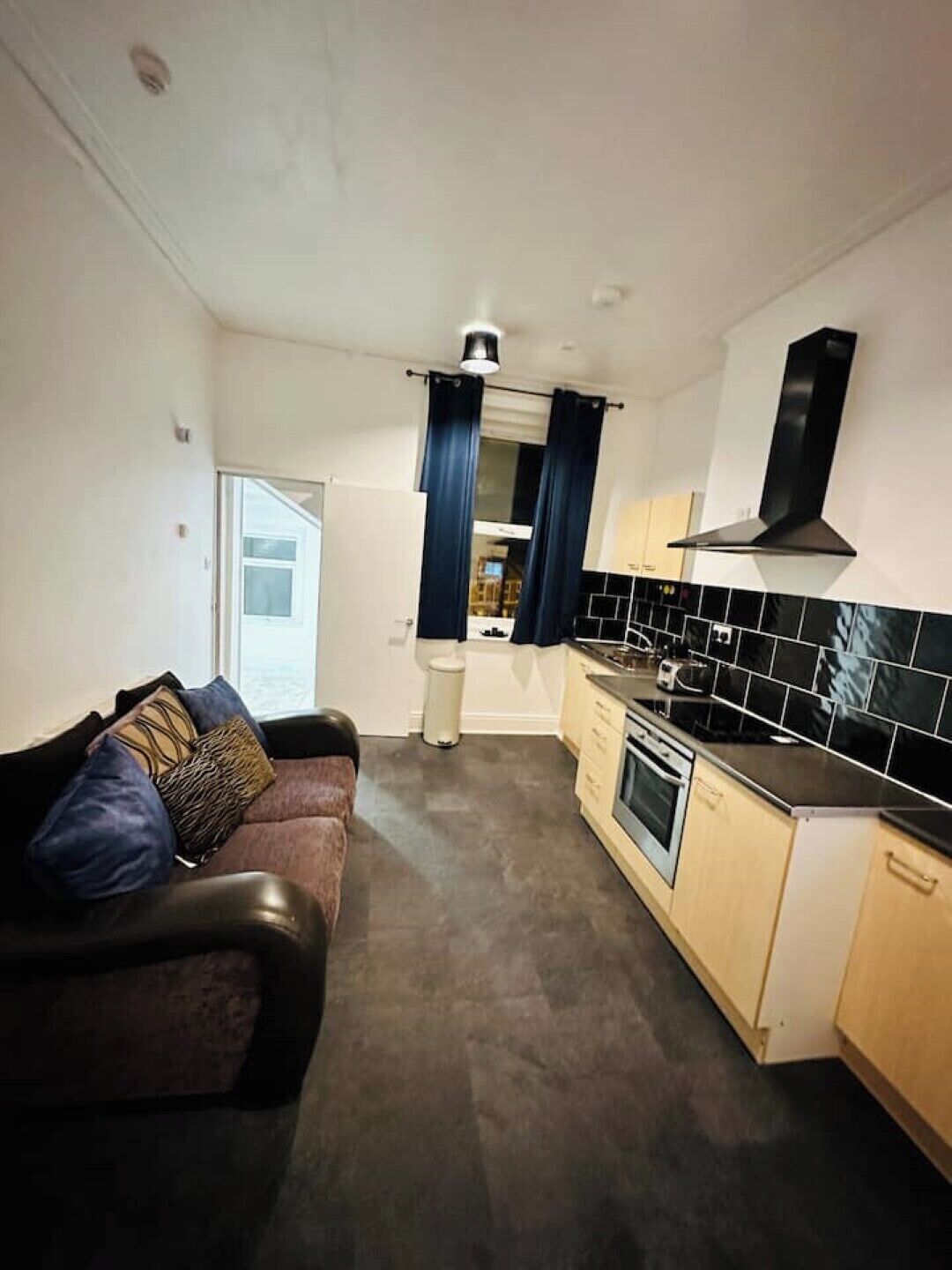 Four, plaque de cuisson, bouilloire électrique, grille-pain