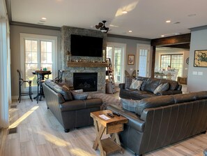 Smart TV, fireplace - Luxury Vacation Home -Lake Winnipesaukee with 50' Dock w outdoor firepit. (Meredith)