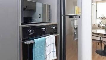 Frigorífico, microondas, horno y cafetera o tetera