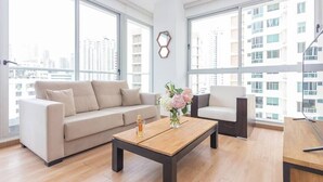 Ein modernes Wohnzimmer mit einer Couch, einem Couchtisch und einem Sessel.