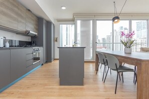 Refrigerador, microondas, horno y parrilla de estufa 