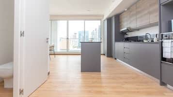 Jääkaappi, mikroaaltouuni, uuni, liesi