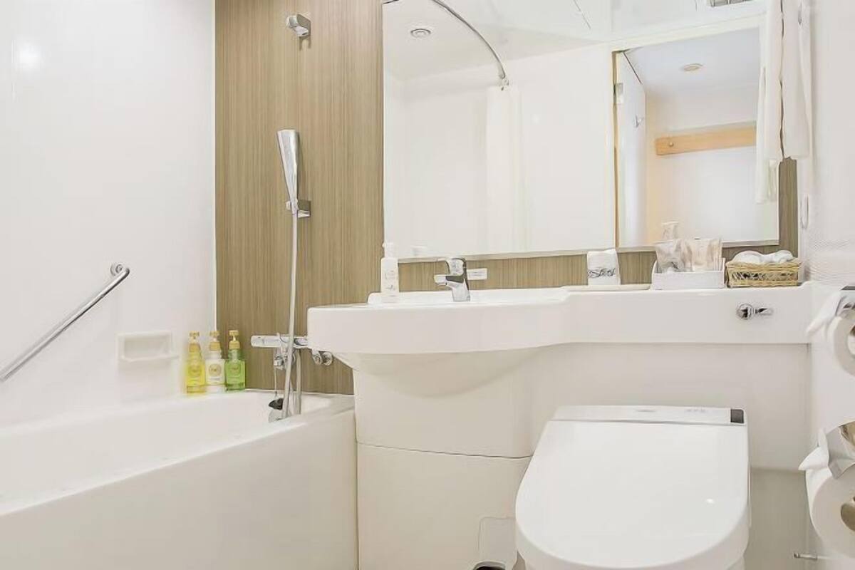 Un baño moderno con bañera, inodoro y lavamanos.