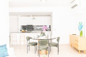 Dining - Luxury 2 bedroom apt free parking  and Pool (Panamá)