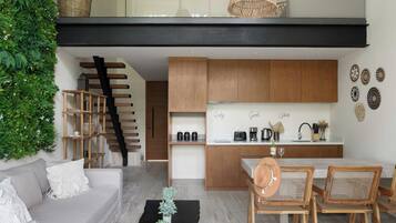 Appartement Design, côté jardin | Coin séjour | TV connectée de 50 pouces avec chaînes numériques