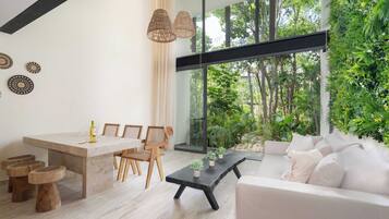 Appartement Design, côté jardin | Coin séjour | TV connectée de 50 pouces avec chaînes numériques