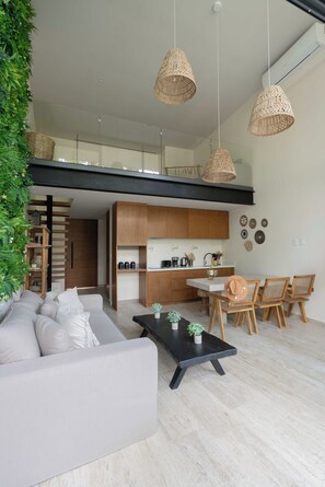 Appartamento Design, lato giardino | Area soggiorno | Smart TV 50 pollici con canali digitali
