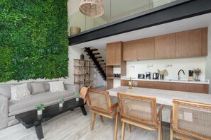 Apartamento design, no jardim | Área de estar | Smart TV 50 polegadas com canais digitais
