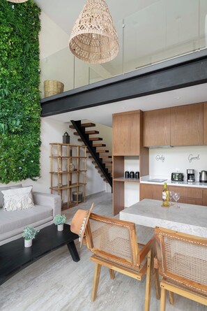 设计公寓, 花园 | 起居区 | 50-英寸智能电视(配备数码频道)