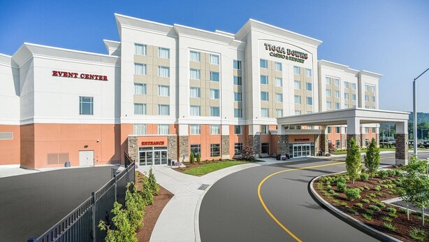 Un hotel con ingresso centrale, diversi piani e un casinò.