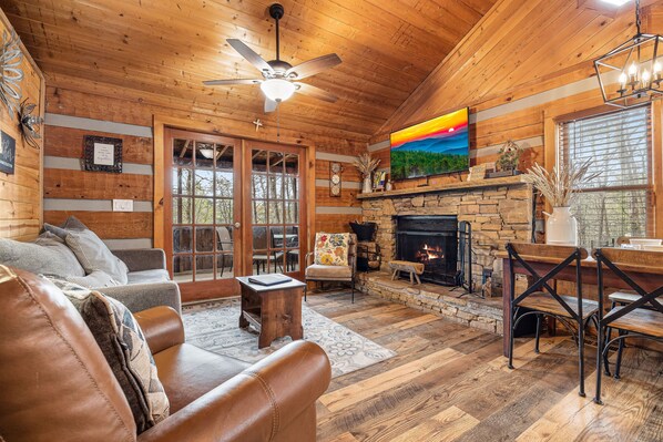 Smart TV, fireplace - You need a Time Out on Your Next Getaway? (Sevierville)