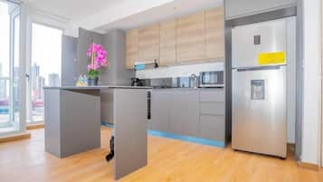 Lemari es, microwave, oven, dan kompor