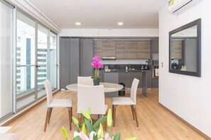 Dining - Luxury 1 bedroom apt free parking  and balcony (Panama City)