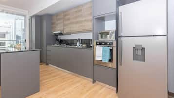 Lemari es, microwave, oven, dan kompor