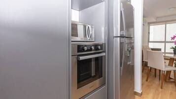 Kühlschrank, Mikrowelle, Ofen, Herdplatte