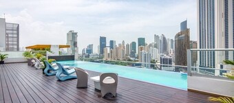 Luxury 2 BR apt free parking ocean balcony