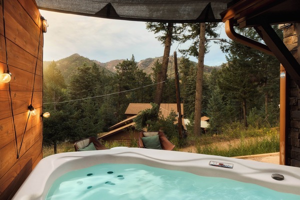 Banyera d'hidromassatge a l'aire lliure
