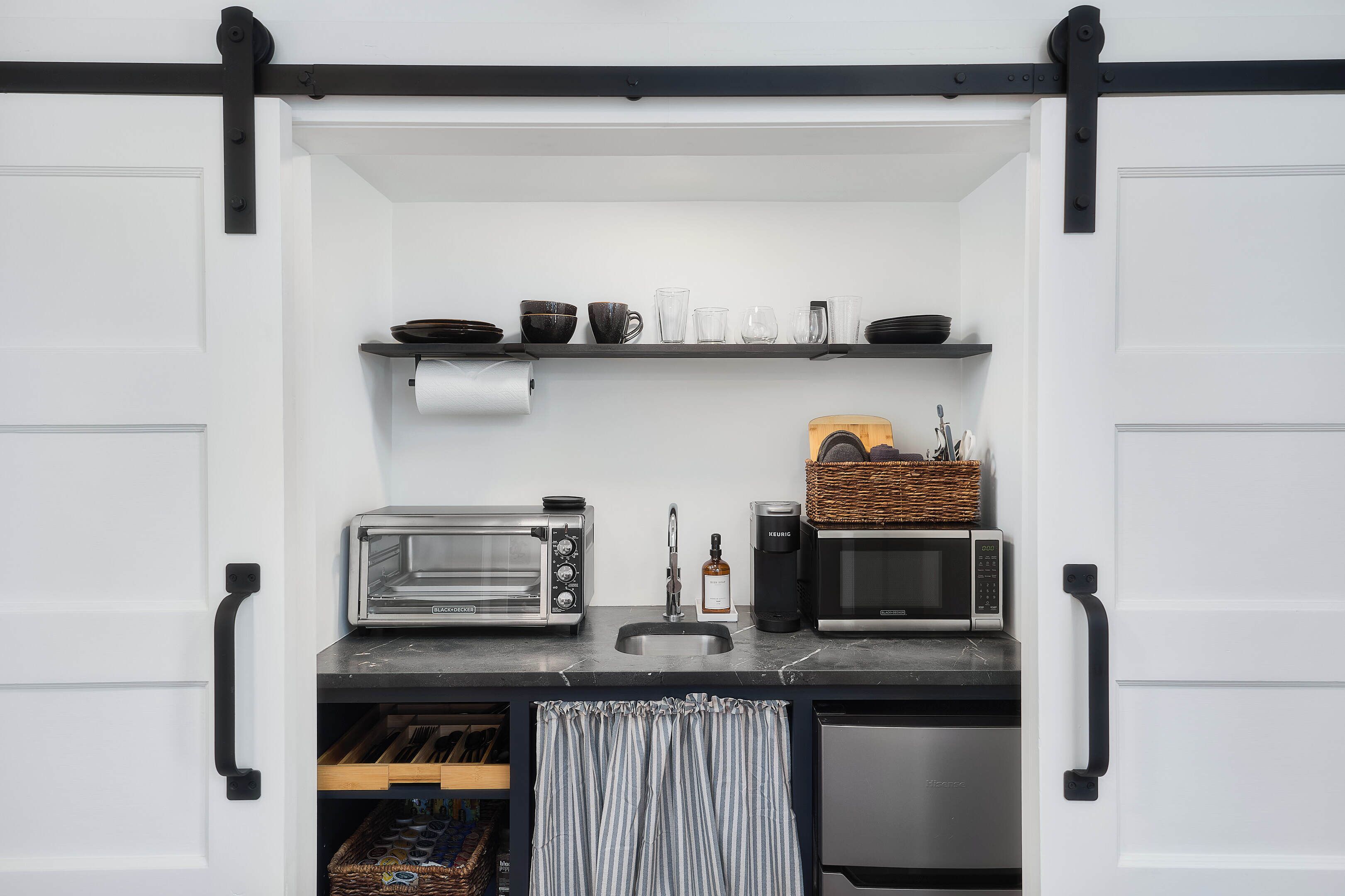 Réfrigérateur, micro-ondes, cafetière/bouilloire, grille-pain