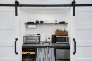 Refrigerador, microondas, cafetera/tetera, tostadora