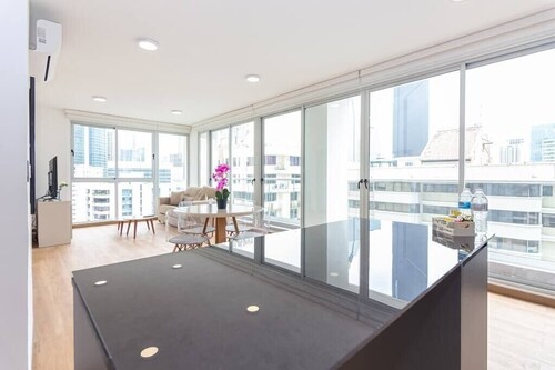 Luxury 1 bedroom apt free parking  and balcony