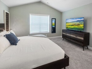 3 habitaciones, escritorio y tabla de planchar con plancha