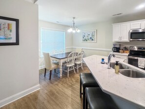 Kylskåp, mikrovågsugn, ugn och spishäll