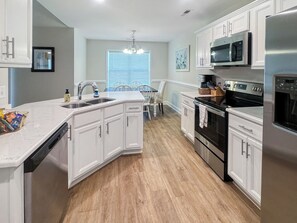 Kylskåp, mikrovågsugn, ugn och spishäll