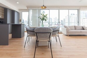 TV - Luxury 2 BR apt free parking and balcony (Panamá)