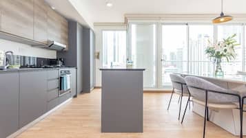 Jääkaappi, mikroaaltouuni, uuni, liesi