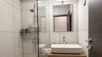 Apartment (One Bedroom Apartment with Terrace) | Bathroom | Shower, towels