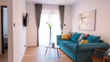 公寓 (One Bedroom Apartment with Terrace) | 客厅 | 32-英寸纯平电视(配备数码频道)