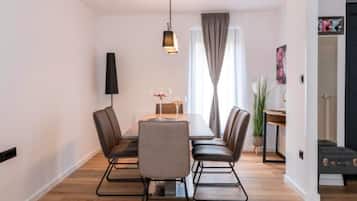 Apartment (One Bedroom Apartment with Terrace) | Dining room