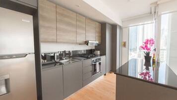 Réfrigérateur, micro-ondes, four, plaque de cuisson