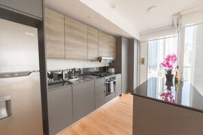 Een koelkast, een magnetron, een oven, een kookplaat