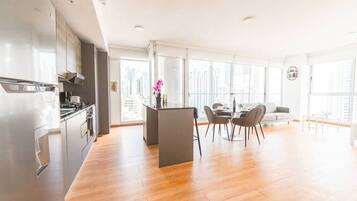 Réfrigérateur, micro-ondes, four, plaque de cuisson