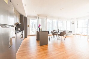 Een koelkast, een magnetron, een oven, een kookplaat