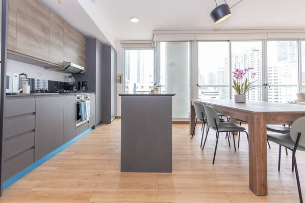 Fridge, microwave, oven, stovetop - Luxury 2 BR apt free parking and balcony (Panamá)