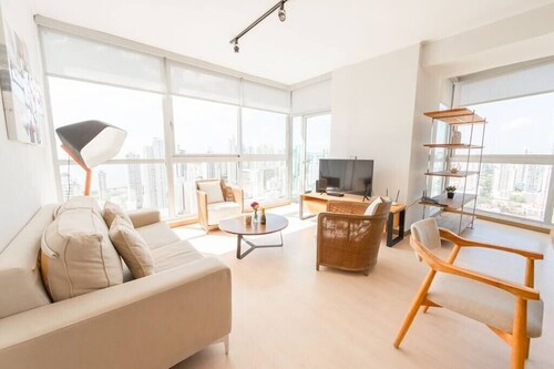 Luxury 3 Bedroom Oceanview apt w parking balcony