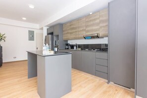 Réfrigérateur, micro-ondes, four, cafetière/bouilloire