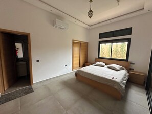 5 dormitoris, planxa i posts de planxar, wifi i roba de llit 