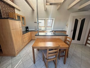 Fridge, oven, stovetop, dishwasher - Ferienwohnung im Grünen am Rande von Weimar (Weimar)