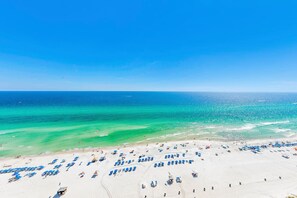 On the beach - ☀️Gulf Front-Large Balcony-Pool +  Hot Tub-2BR Ocean Villa 2004☀️ (Panama City Beach)