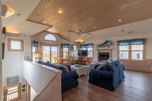 Fernseher, Kamin, Videospiele, DVD-Player