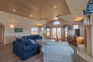 Fernseher, Kamin, Videospiele, DVD-Player