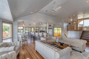 Fernseher, DVD-Player, Tischfußball, Bücher