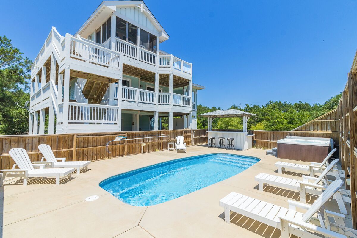 Canalfront 6BR home w/ pool & hot tub on the beautiful 4x4 beaches of Carova!